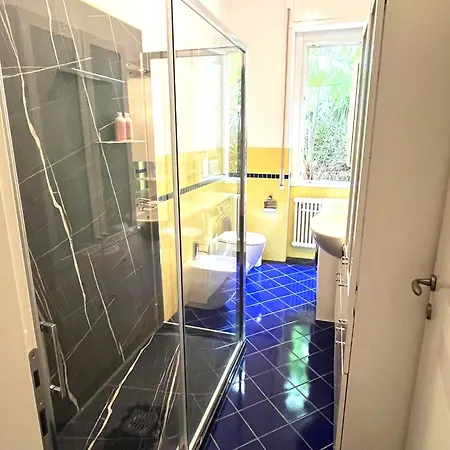 Silvia & Valentina's * קומו